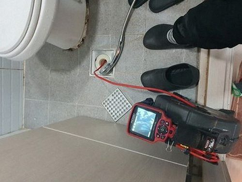 대치동 하수구막힘 카메라 장비로 배관 내부를 확인하는 관로 조사 장면